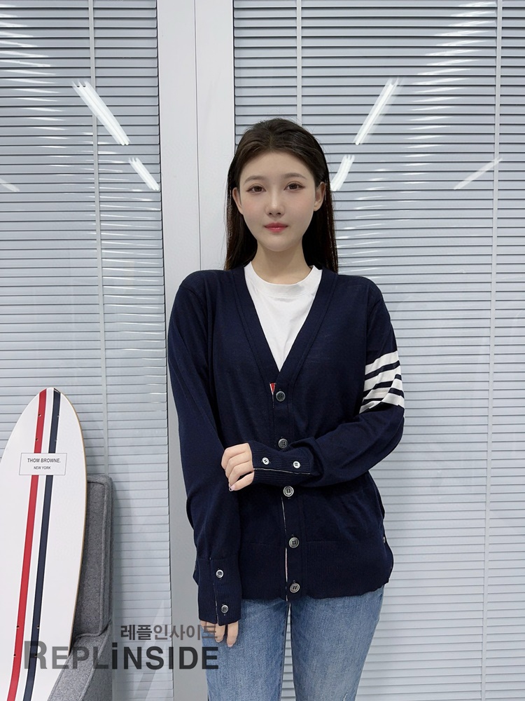 레플리카 명품 [Thom Browne] 톰브라운 블랙 울 V넥 가디건 남녀공용 - 상세 이미지 실사 30