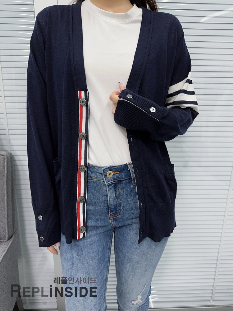 레플리카 명품 [Thom Browne] 톰브라운 블랙 울 V넥 가디건 남녀공용 - 상세 이미지 실사 31