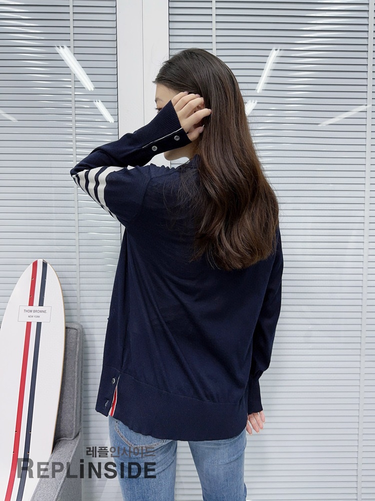 레플리카 명품 [Thom Browne] 톰브라운 블랙 울 V넥 가디건 남녀공용 - 상세 이미지 실사 33