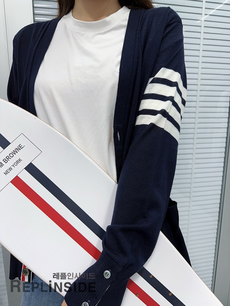 레플리카 명품 [Thom Browne] 톰브라운 블랙 울 V넥 가디건 남녀공용 - 상세 이미지 실사 34