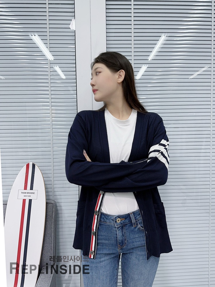 레플리카 명품 [Thom Browne] 톰브라운 블랙 울 V넥 가디건 남녀공용 - 상세 이미지 실사 35