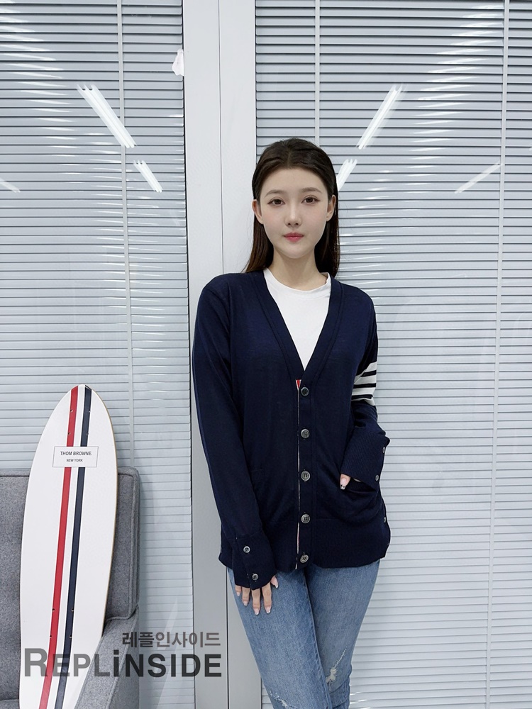 레플리카 명품 [Thom Browne] 톰브라운 블랙 울 V넥 가디건 남녀공용 - 상세 이미지 실사 36