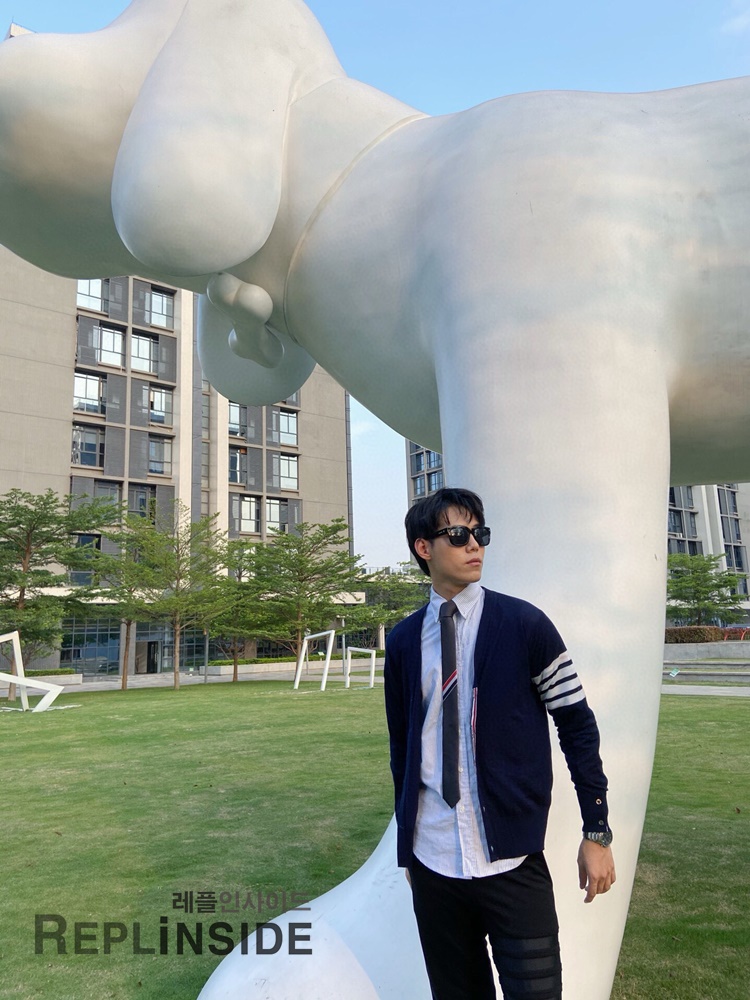 레플리카 명품 [Thom Browne] 톰브라운 블랙 울 V넥 가디건 남녀공용 - 상세 이미지 실사 37