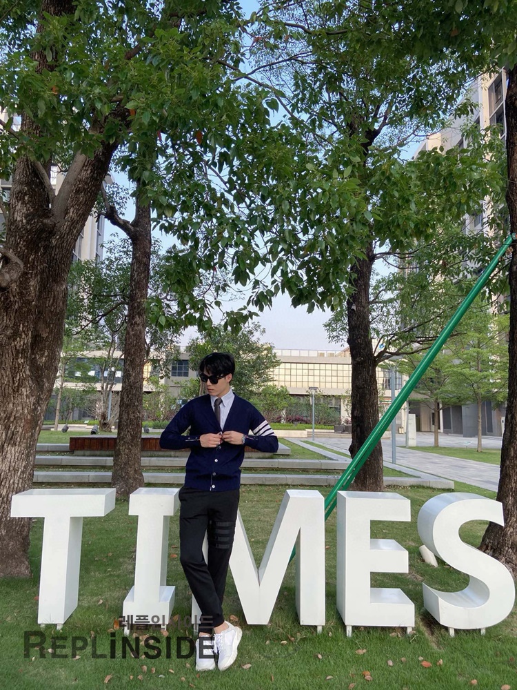 레플리카 명품 [Thom Browne] 톰브라운 블랙 울 V넥 가디건 남녀공용 - 상세 이미지 실사 38