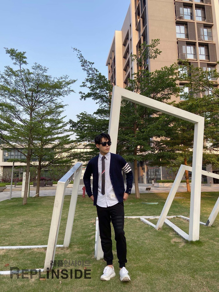 레플리카 명품 [Thom Browne] 톰브라운 블랙 울 V넥 가디건 남녀공용 - 상세 이미지 실사 39