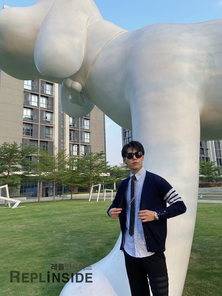 레플리카 명품 [Thom Browne] 톰브라운 블랙 울 V넥 가디건 남녀공용 - 상세 이미지 실사 40