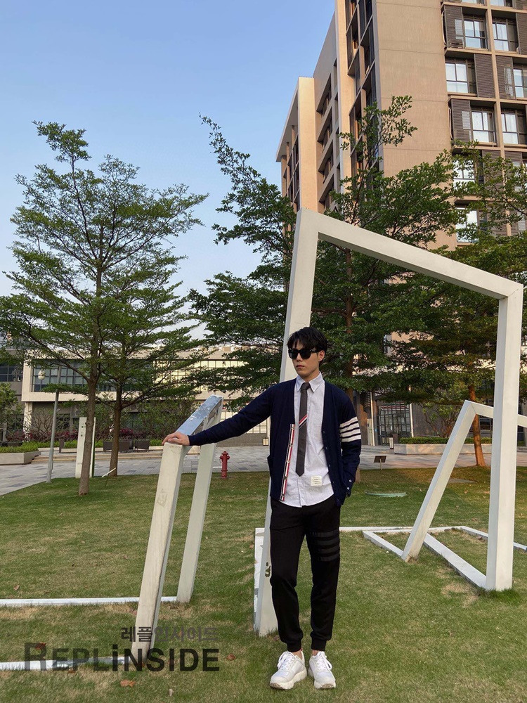 레플리카 명품 [Thom Browne] 톰브라운 블랙 울 V넥 가디건 남녀공용 - 상세 이미지 실사 41