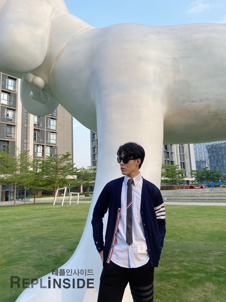 레플리카 명품 [Thom Browne] 톰브라운 블랙 울 V넥 가디건 남녀공용 - 상세 이미지 실사 42