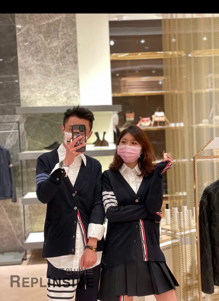 레플리카 명품 [Thom Browne] 톰브라운 블랙 울 V넥 가디건 남녀공용 - 상세 이미지 실사 45