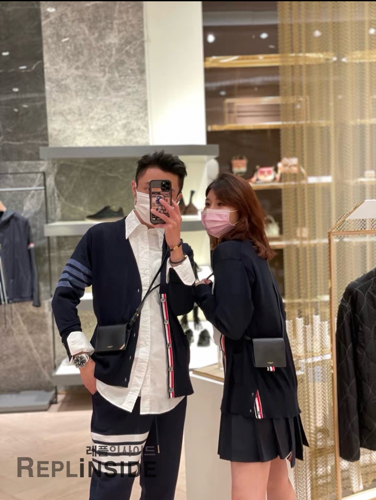 레플리카 명품 [Thom Browne] 톰브라운 블랙 울 V넥 가디건 남녀공용 - 상세 이미지 실사 46