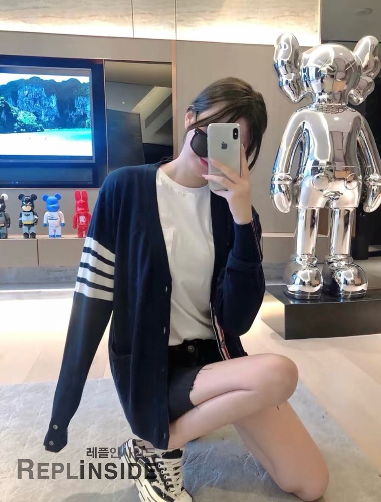 레플리카 명품 [Thom Browne] 톰브라운 블랙 울 V넥 가디건 남녀공용 - 상세 이미지 실사 47