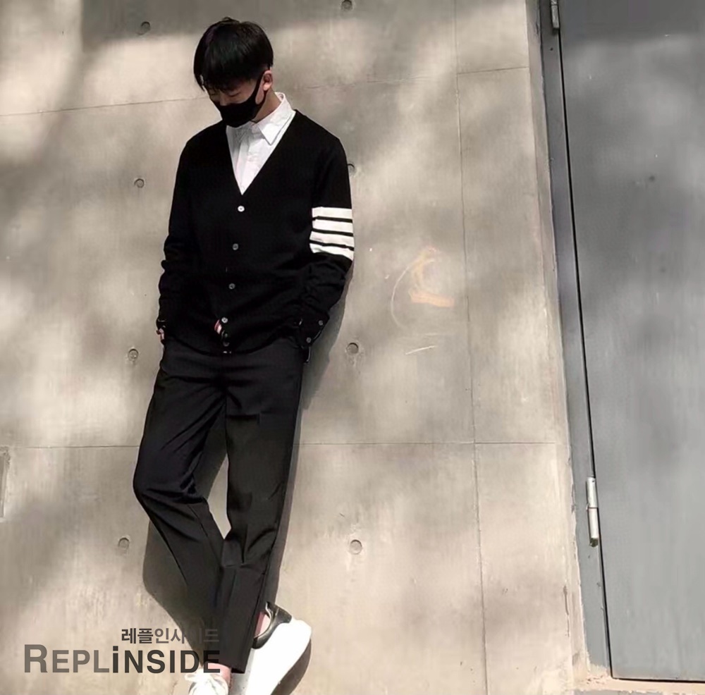 레플리카 명품 [Thom Browne] 톰브라운 블랙 울 V넥 가디건 남녀공용 - 상세 이미지 실사 48