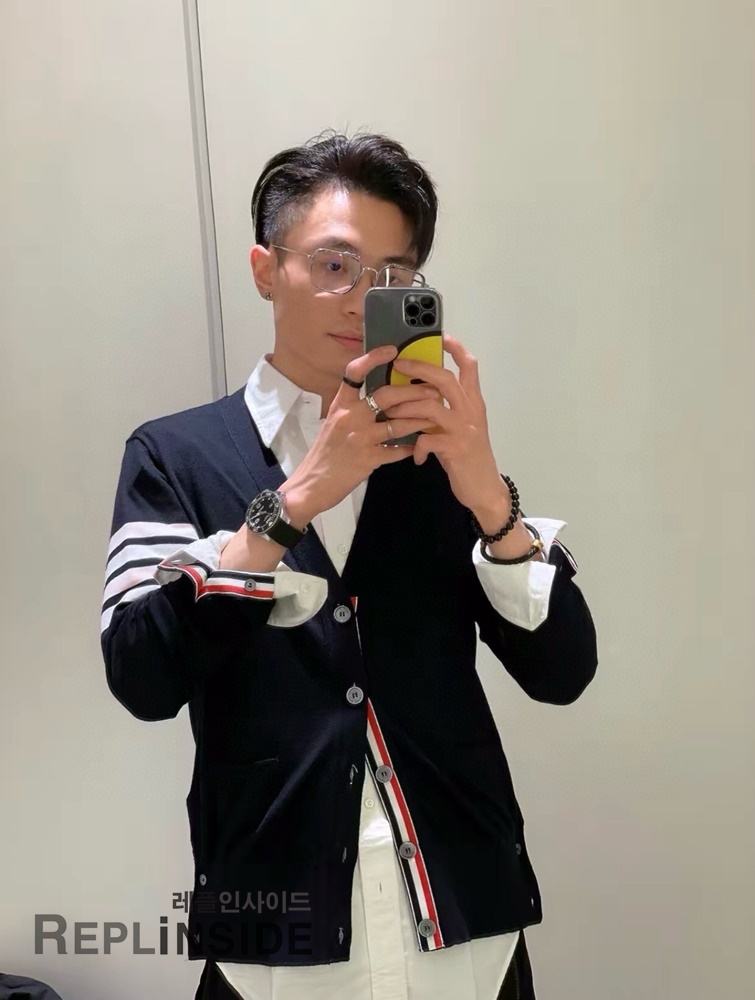 레플리카 명품 [Thom Browne] 톰브라운 블랙 울 V넥 가디건 남녀공용 - 상세 이미지 실사 49