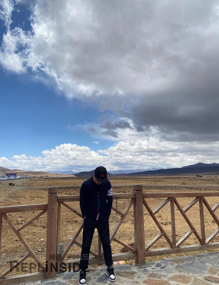 레플리카 명품 [Thom Browne] 톰브라운 블랙 울 V넥 가디건 남녀공용 - 상세 이미지 실사 51