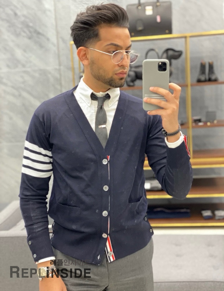 레플리카 명품 [Thom Browne] 톰브라운 블랙 울 V넥 가디건 남녀공용 - 상세 이미지 실사 52