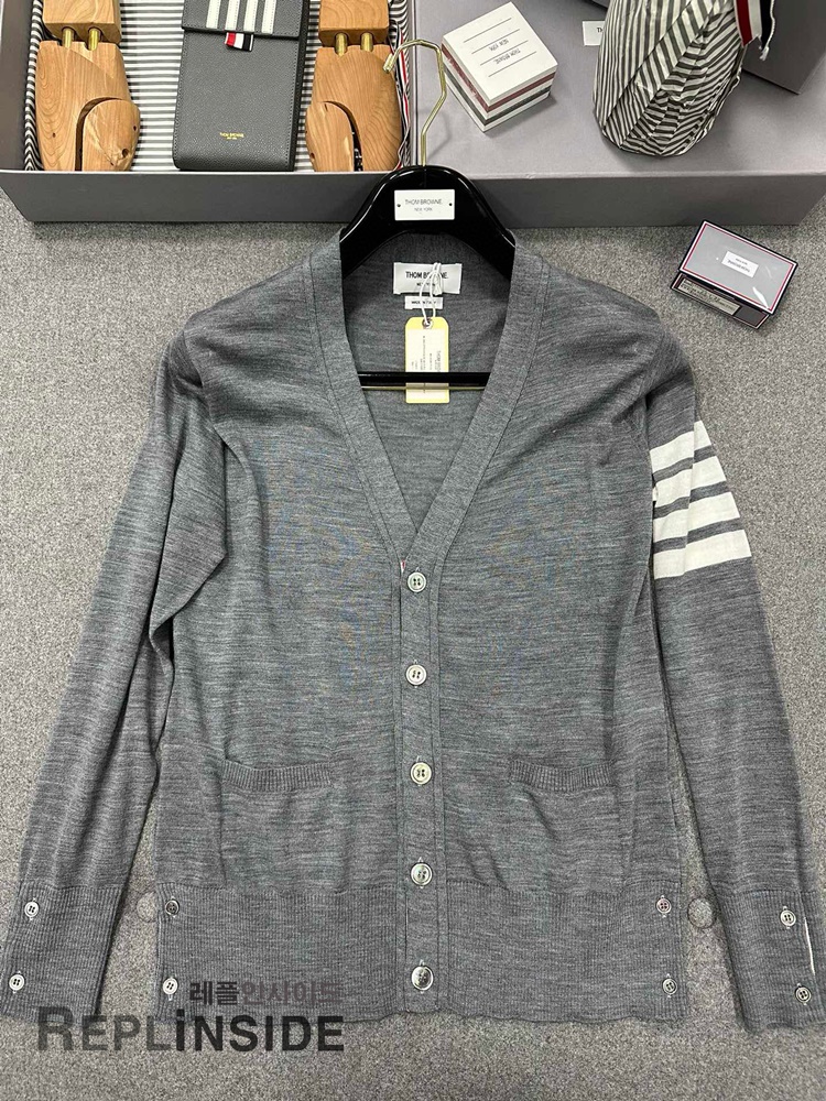레플리카 명품 [Thom Browne] 톰브라운 블랙 울 V넥 가디건 남녀공용 - 앞면 실사