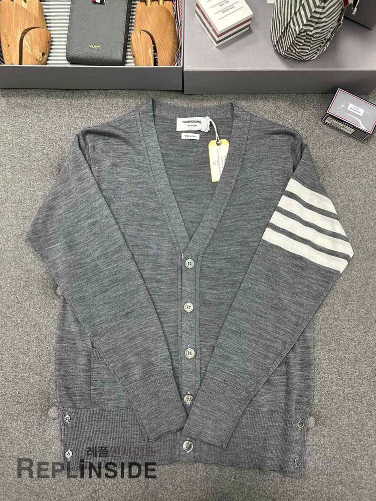 레플리카 명품 [Thom Browne] 톰브라운 블랙 울 V넥 가디건 남녀공용 - 옆면 실사