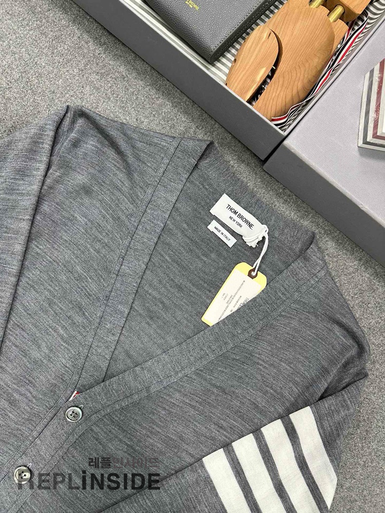 레플리카 명품 [Thom Browne] 톰브라운 블랙 울 V넥 가디건 남녀공용 - 뒷면 실사