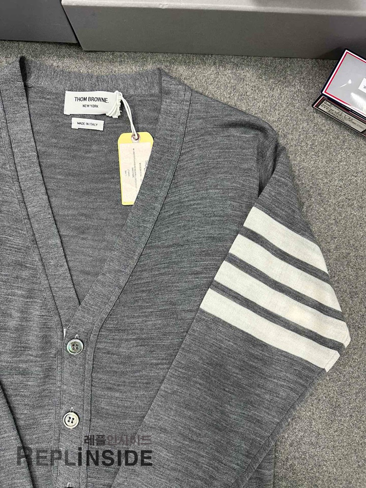 레플리카 명품 [Thom Browne] 톰브라운 블랙 울 V넥 가디건 남녀공용 - 로고 실사