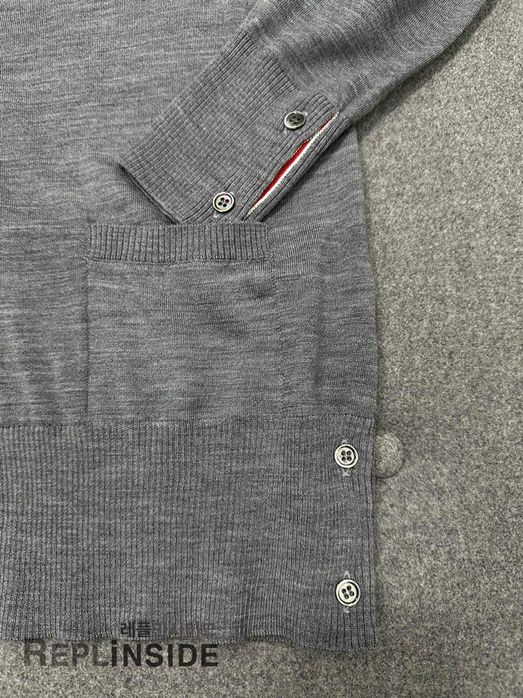 레플리카 명품 [Thom Browne] 톰브라운 블랙 울 V넥 가디건 남녀공용 - 인솔 실사