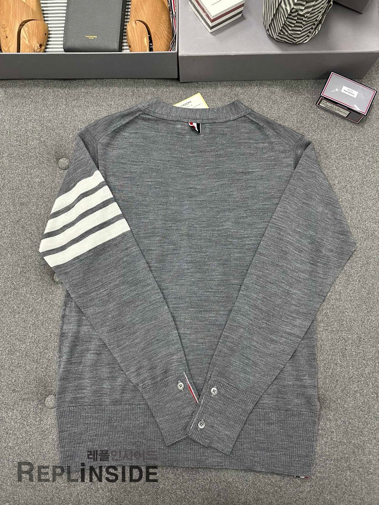 레플리카 명품 [Thom Browne] 톰브라운 블랙 울 V넥 가디건 남녀공용 - 밑창 실사