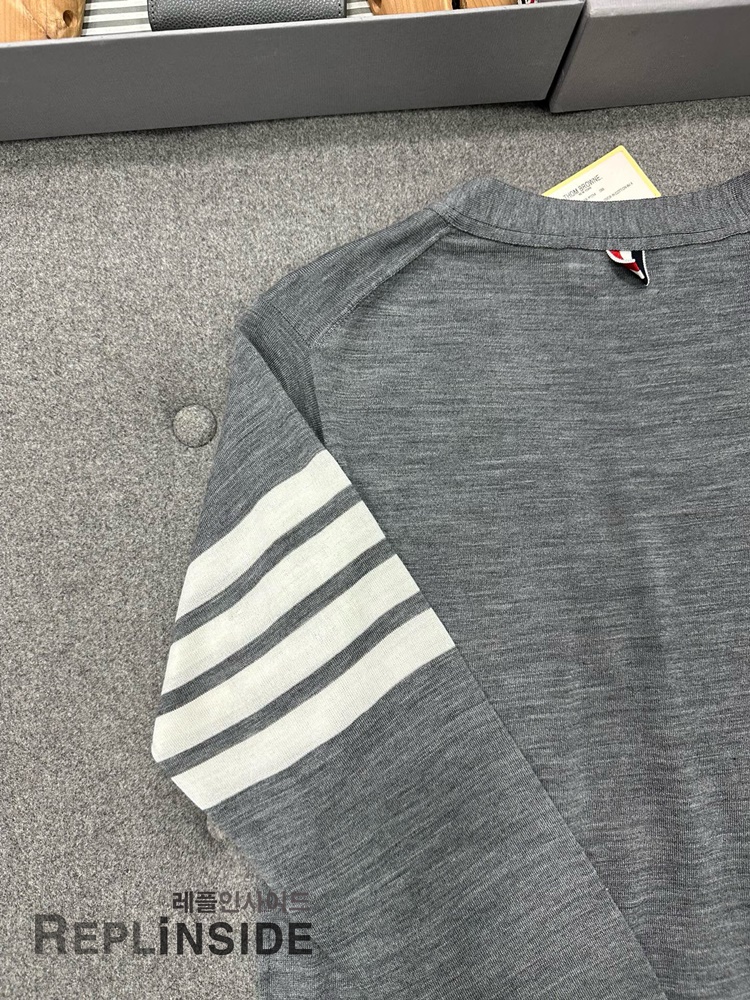 레플리카 명품 [Thom Browne] 톰브라운 블랙 울 V넥 가디건 남녀공용 - 박스 실사