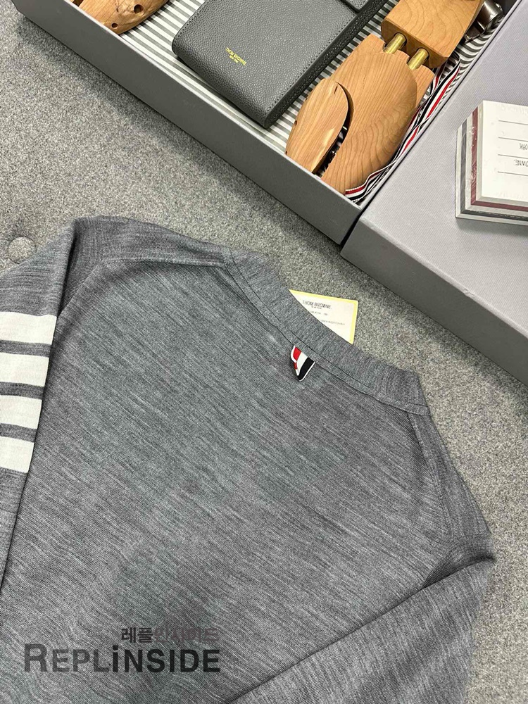 레플리카 명품 [Thom Browne] 톰브라운 블랙 울 V넥 가디건 남녀공용 - 택 실사