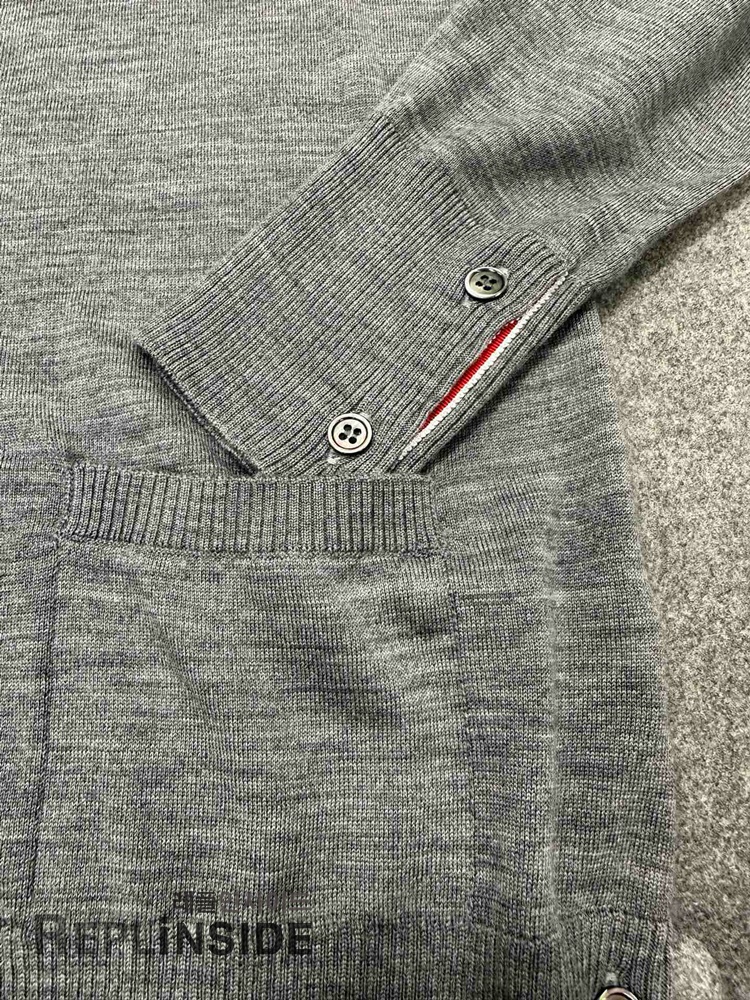 레플리카 명품 [Thom Browne] 톰브라운 블랙 울 V넥 가디건 남녀공용 - 착용샷 실사