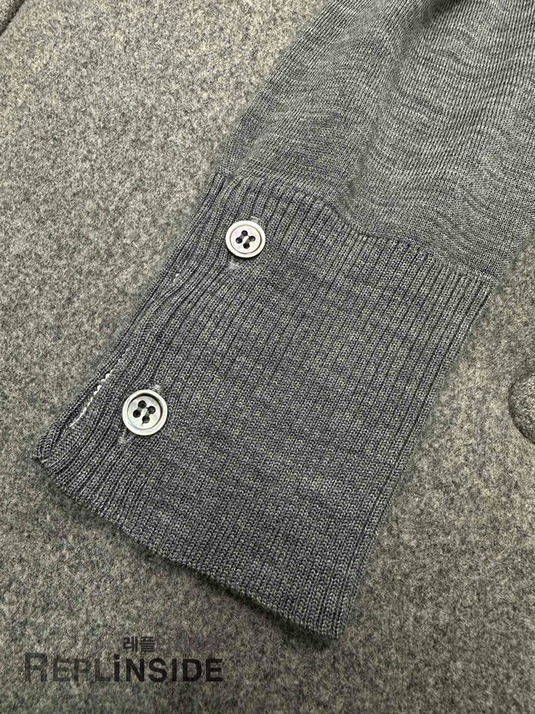 레플리카 명품 [Thom Browne] 톰브라운 블랙 울 V넥 가디건 남녀공용 - 디테일 실사