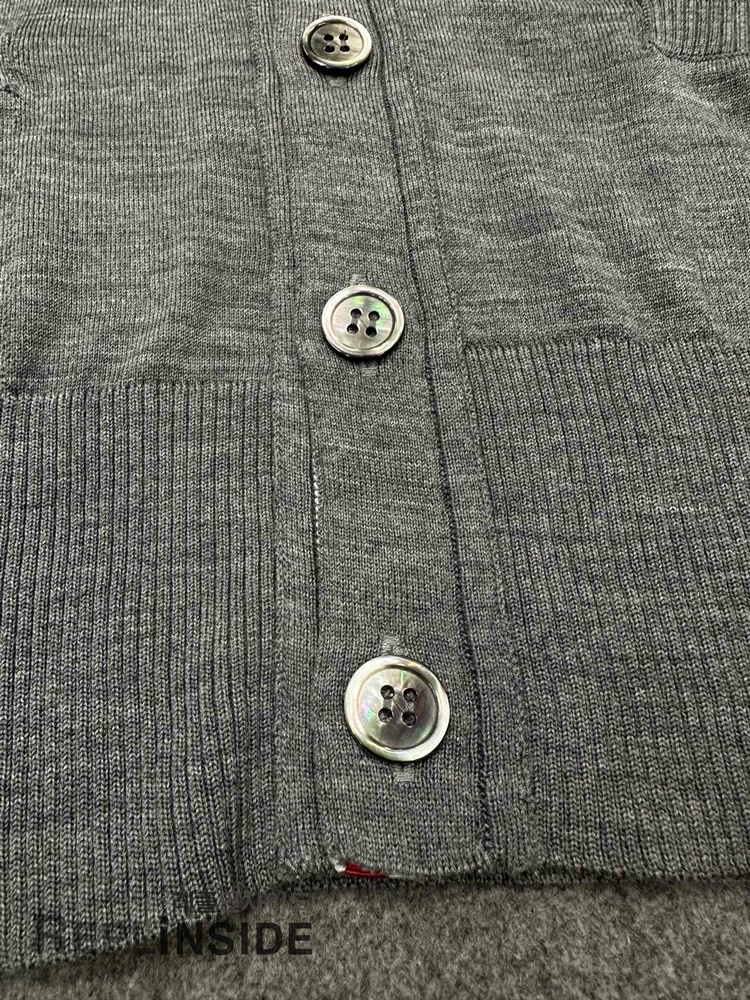 레플리카 명품 [Thom Browne] 톰브라운 블랙 울 V넥 가디건 남녀공용 - 소재 실사