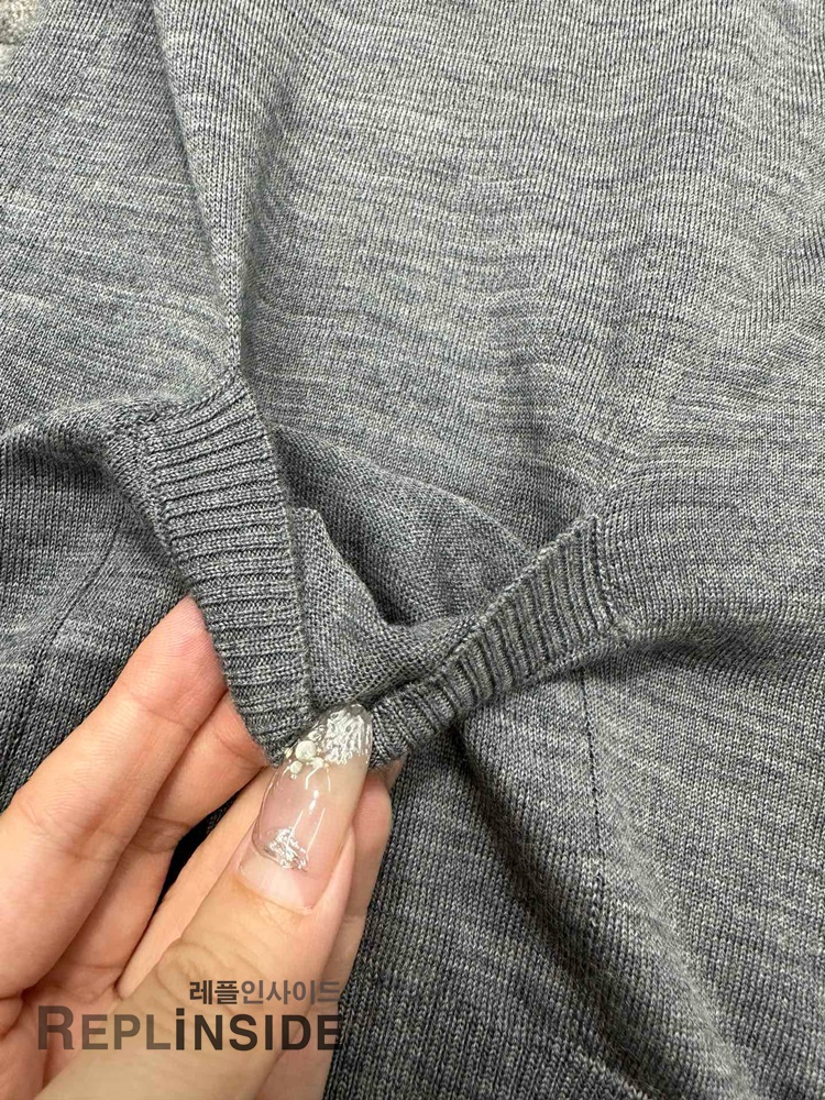 레플리카 명품 [Thom Browne] 톰브라운 블랙 울 V넥 가디건 남녀공용 - 포장 실사