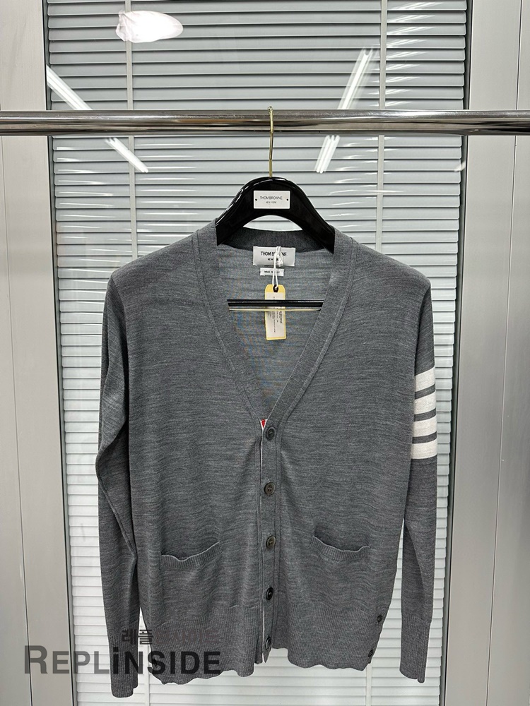 레플리카 명품 [Thom Browne] 톰브라운 블랙 울 V넥 가디건 남녀공용 - 상세 이미지 실사 20