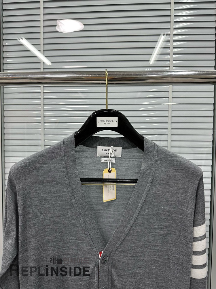 레플리카 명품 [Thom Browne] 톰브라운 블랙 울 V넥 가디건 남녀공용 - 상세 이미지 실사 21