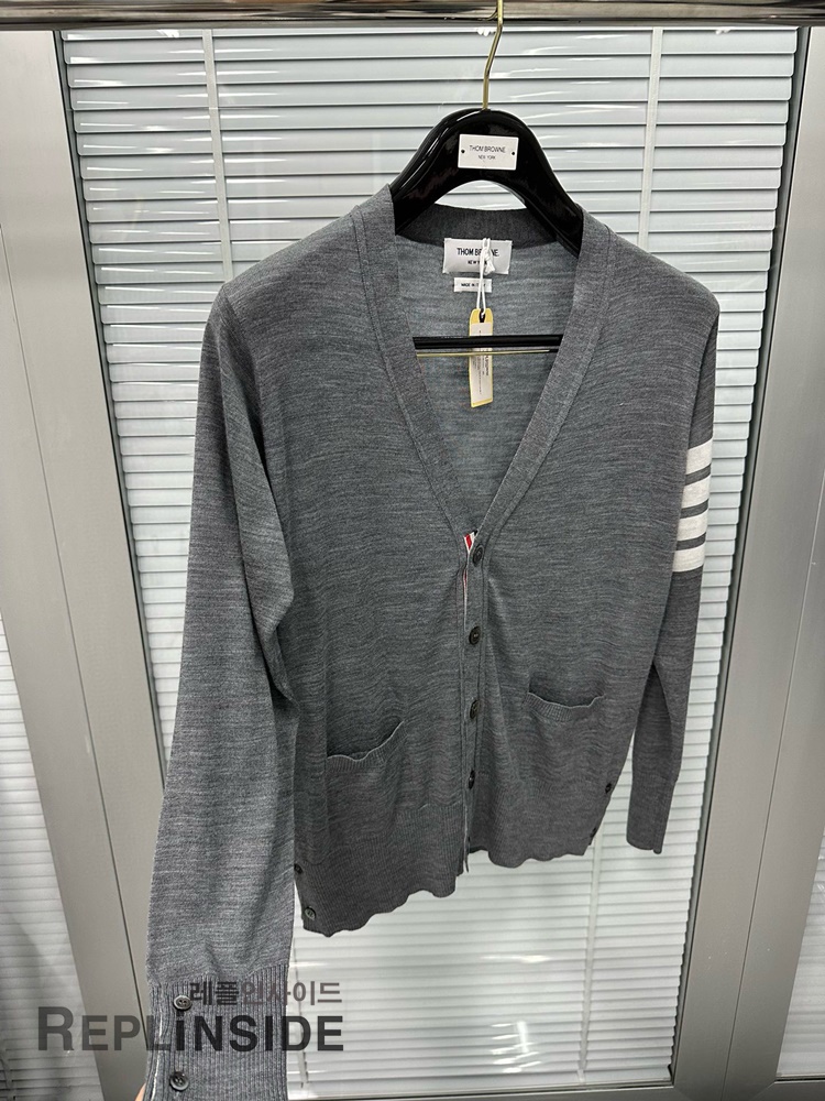 레플리카 명품 [Thom Browne] 톰브라운 블랙 울 V넥 가디건 남녀공용 - 상세 이미지 실사 22