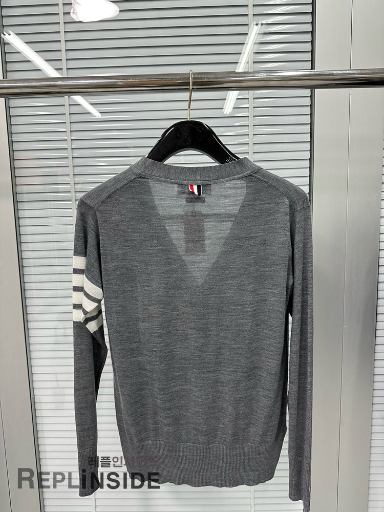 레플리카 명품 [Thom Browne] 톰브라운 블랙 울 V넥 가디건 남녀공용 - 상세 이미지 실사 23