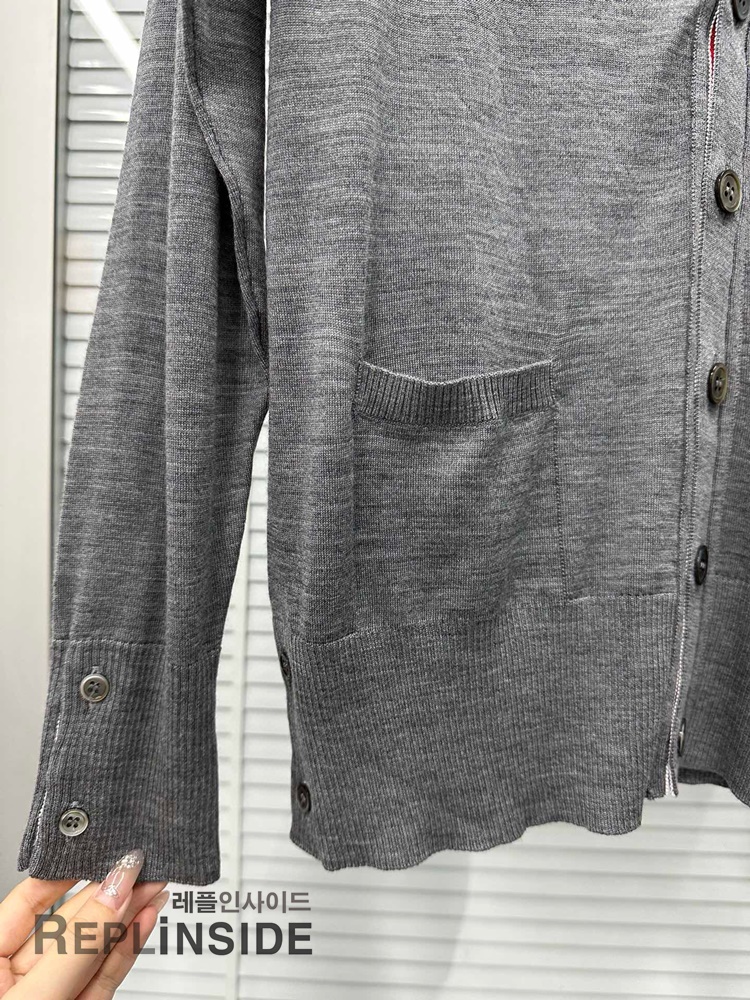 레플리카 명품 [Thom Browne] 톰브라운 블랙 울 V넥 가디건 남녀공용 - 상세 이미지 실사 24