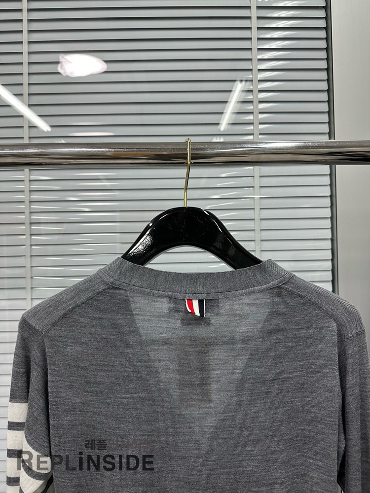 레플리카 명품 [Thom Browne] 톰브라운 블랙 울 V넥 가디건 남녀공용 - 상세 이미지 실사 27