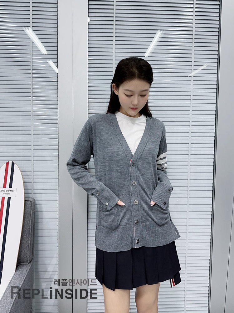 레플리카 명품 [Thom Browne] 톰브라운 블랙 울 V넥 가디건 남녀공용 - 상세 이미지 실사 29