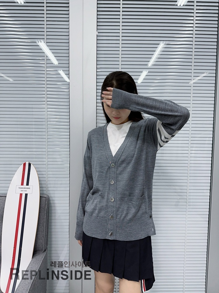 레플리카 명품 [Thom Browne] 톰브라운 블랙 울 V넥 가디건 남녀공용 - 상세 이미지 실사 30