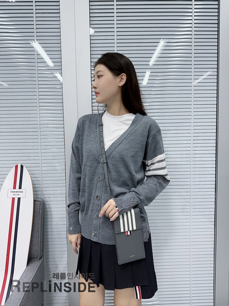 레플리카 명품 [Thom Browne] 톰브라운 블랙 울 V넥 가디건 남녀공용 - 상세 이미지 실사 31