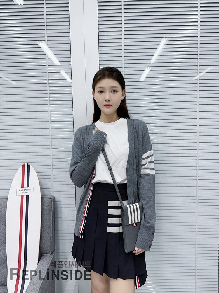 레플리카 명품 [Thom Browne] 톰브라운 블랙 울 V넥 가디건 남녀공용 - 상세 이미지 실사 32