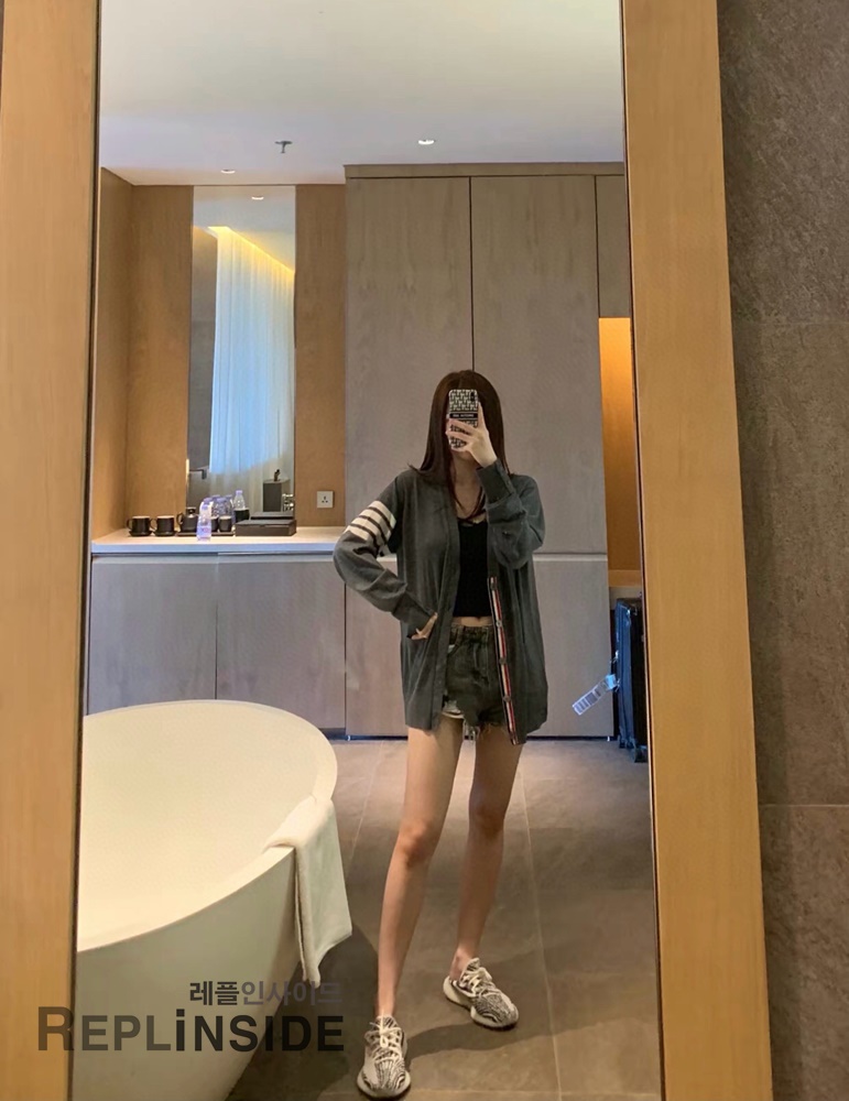 레플리카 명품 [Thom Browne] 톰브라운 블랙 울 V넥 가디건 남녀공용 - 상세 이미지 실사 37