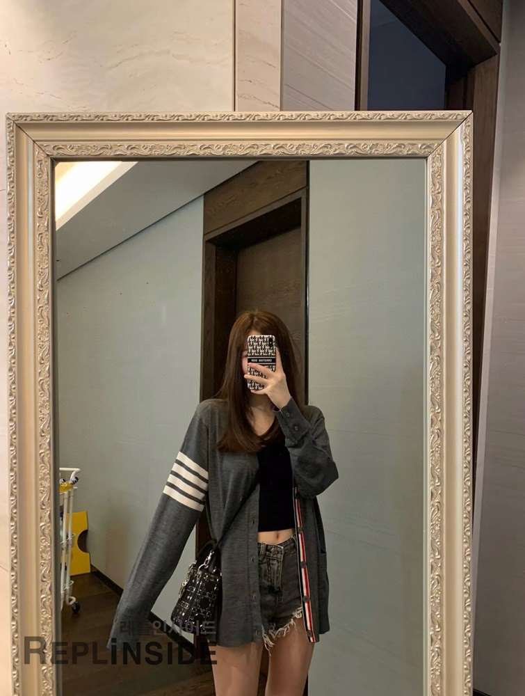 레플리카 명품 [Thom Browne] 톰브라운 블랙 울 V넥 가디건 남녀공용 - 상세 이미지 실사 38