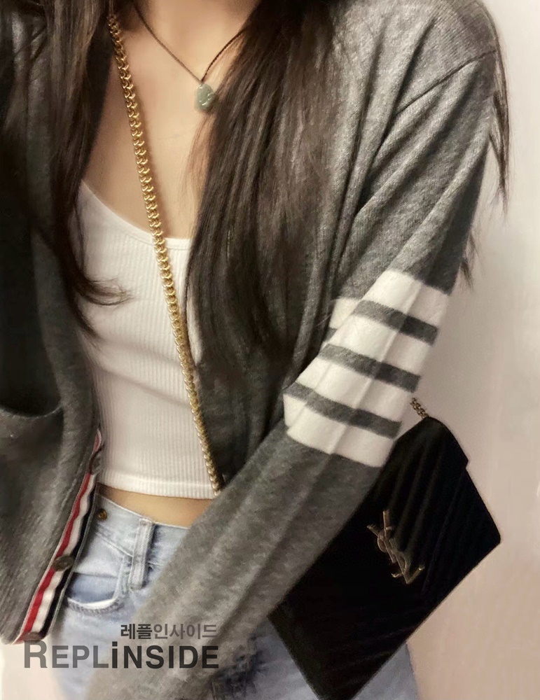 레플리카 명품 [Thom Browne] 톰브라운 블랙 울 V넥 가디건 남녀공용 - 상세 이미지 실사 41