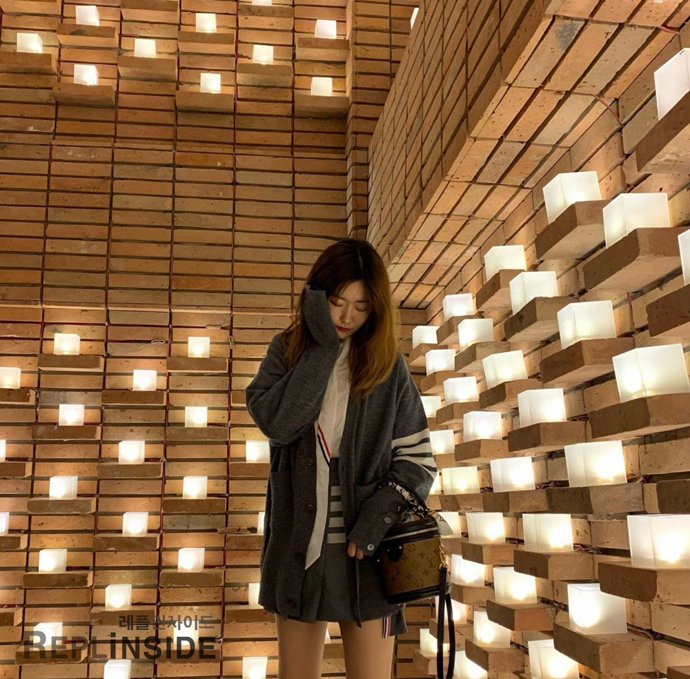 레플리카 명품 [Thom Browne] 톰브라운 블랙 울 V넥 가디건 남녀공용 - 상세 이미지 실사 42