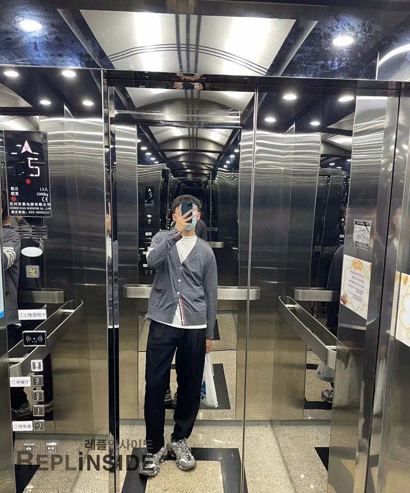 레플리카 명품 [Thom Browne] 톰브라운 블랙 울 V넥 가디건 남녀공용 - 상세 이미지 실사 43