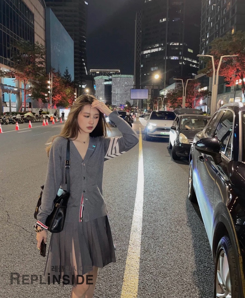 레플리카 명품 [Thom Browne] 톰브라운 블랙 울 V넥 가디건 남녀공용 - 상세 이미지 실사 45