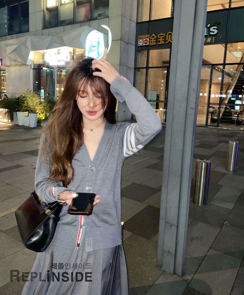 레플리카 명품 [Thom Browne] 톰브라운 블랙 울 V넥 가디건 남녀공용 - 상세 이미지 실사 46