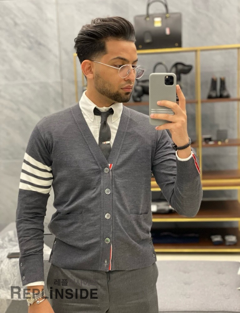 레플리카 명품 [Thom Browne] 톰브라운 블랙 울 V넥 가디건 남녀공용 - 상세 이미지 실사 47