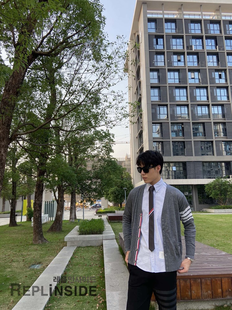 레플리카 명품 [Thom Browne] 톰브라운 블랙 울 V넥 가디건 남녀공용 - 상세 이미지 실사 48